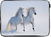 Laptophoes 13 inch - Winter - Paarden - Sneeuw - Laptop sleeve - Binnenmaat 32x22,5 cm - Zwarte achterkant