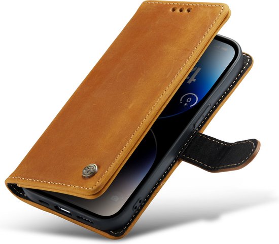 Bruin leren portemonnee hoesje met iPhone 14 Pro en klittenbandsluiting.