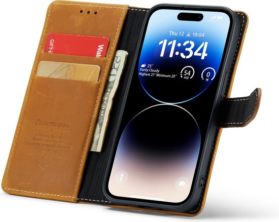 Bruin leren portemonnee hoesje voor iPhone 14 Pro met telefoon, pasjes en geld.