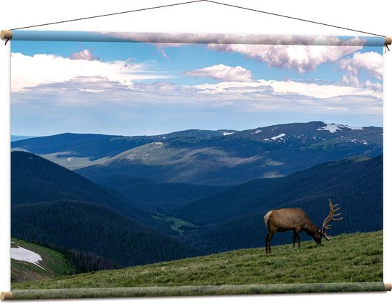 WallClassics - Textielposter - Grazend Hert op Hoogste Berg van Berggebied - 120x80 cm Foto op Textiel