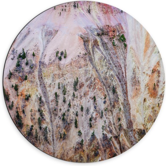 WallClassics - Dibond Muurcirkel - Bovenaanzicht van Beige Bergen met Bomen - 70x70 cm Foto op Aluminium Muurcirkel (met ophangsysteem)