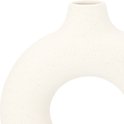 Close-up van een gebroken witte keramiek vaas met een cirkelvormig gat.