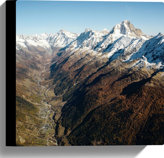 WallClassics - Canvas  - Besneeuwde Bergtoppen in Groot Berggebied - 30x30 cm Foto op Canvas Schilderij (Wanddecoratie op Canvas)