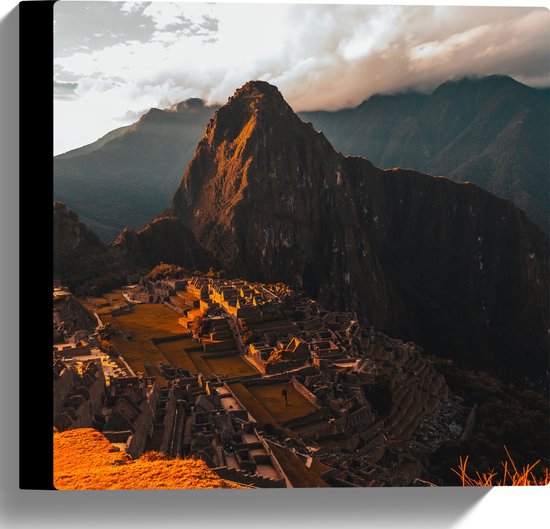 WallClassics - Canvas  - Machu Pichu Berg in Peru bij Zonsondergang - 30x30 cm Foto op Canvas Schilderij (Wanddecoratie op Canvas)