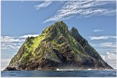 WallClassics - Poster brillant - Grand rocher dans la mer avec vert - 90 x 60 cm Photo sur papier poster avec finition brillante