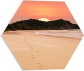 WallClassics - PVC Schuimplaat Hexagon  - Grote Opkomende Zon bij Strand - 40x34.8 cm Foto op Hexagon (Met Ophangsysteem)