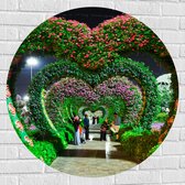 WallClassics - Muursticker Cirkel - Hartvormige Bloemenbogen in Park - 90x90 cm Foto op Muursticker