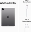 De inhoud van de doos: een donkergrijze iPad Pro, een USB-C oplaadkabel en een USB-C power adapter.