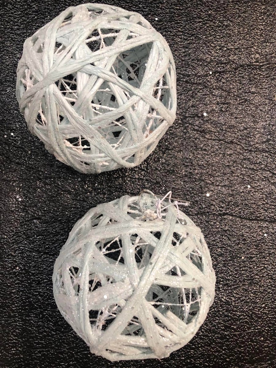Set van 2 kersthangers 16cm houten ornamenten met glitter kerstballen 16cm
