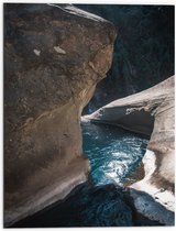 WallClassics - Dibond - Helder Stromend Blauw Water - 60x80 cm Foto op Aluminium (Met Ophangsysteem)