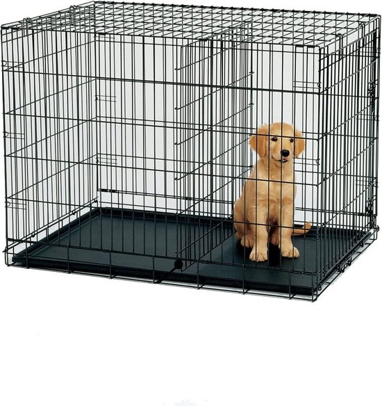 Zwarte metalen bench met een schot, een zwarte lade en een blonde puppy die op de bodem zit.