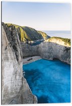 WallClassics - Dibond - Navagio Strand in Griekenland - 60x90 cm Foto op Aluminium (Wanddecoratie van metaal)