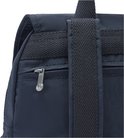 Detail van de rugbanden en rits van een donkerblauwe Kipling rugzak.