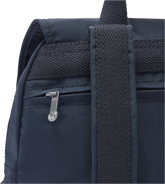 Detail van de rugbanden en rits van een donkerblauwe Kipling rugzak.