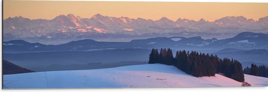 WallClassics - Dibond - Heuvels en Bergen met Sneeuw - 90x30 cm Foto op Aluminium (Met Ophangsysteem)