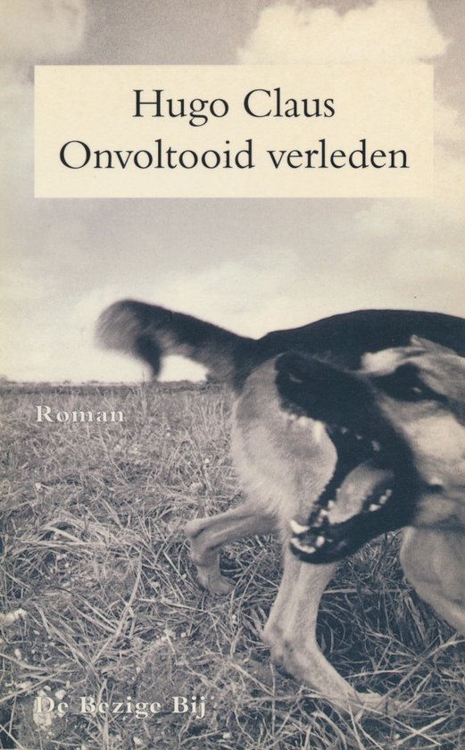 Boekomslag van 'Onvoltooid verleden' door Hugo Claus. Een hond rent door gras. Roman.