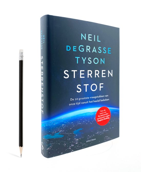 Een boek met de titel 'Sterrenstof' en een potlood ernaast. De cover toont de aarde vanuit de ruimte.