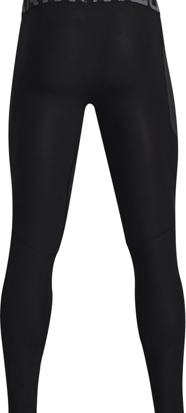Zwarte Under Armour legging voor heren, van achteren gezien. Met grijs 'ARMOUR' logo op de tailleband.