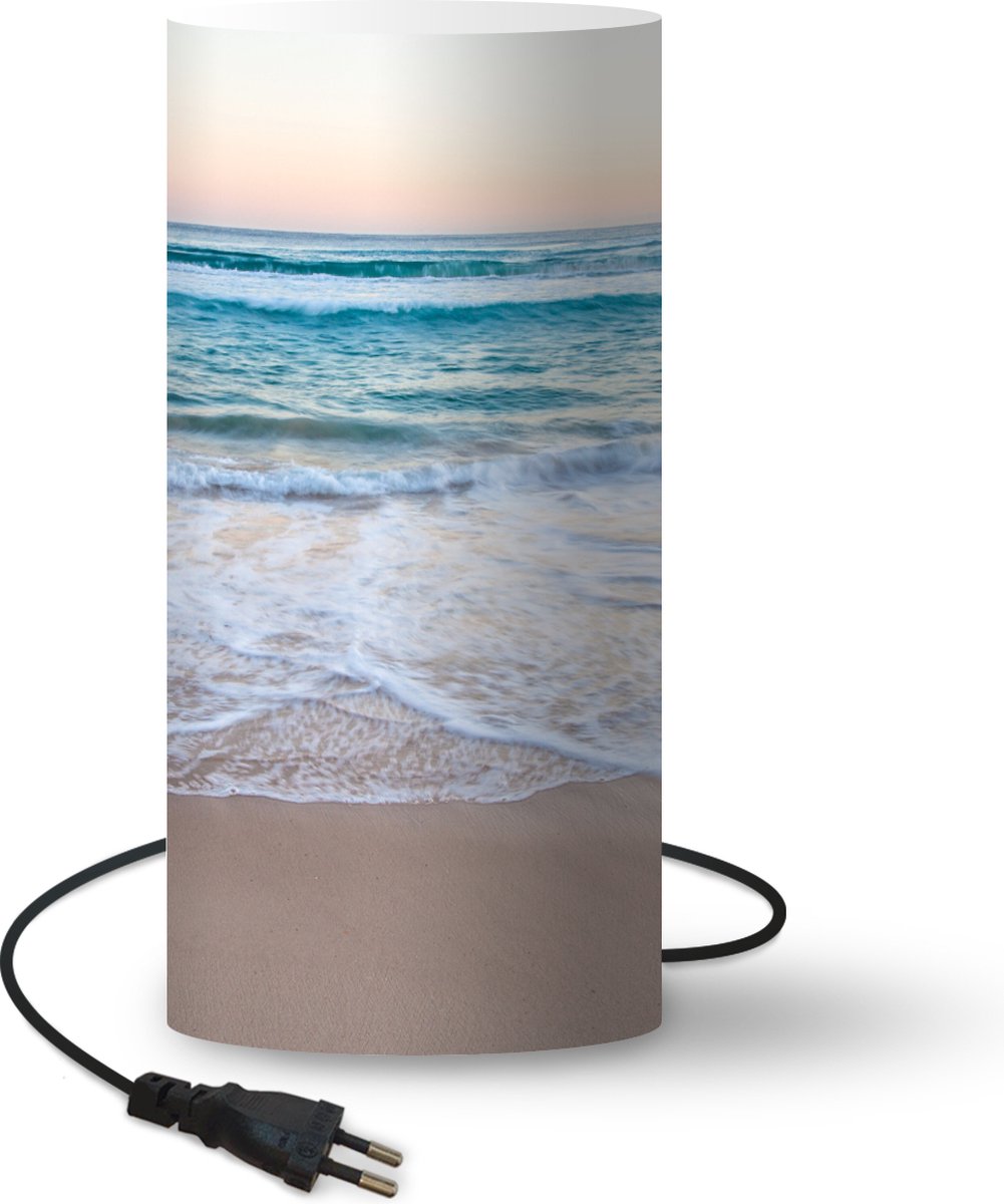 Lamp - Nachtlampje - Tafellamp slaapkamer - Strand - Zee - Pastel - 33 cm hoog - Ø15.9 cm - Inclusief LED lamp