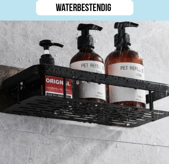 Zwarte doucheplank met zeepdispensers en flessen, nat van de douche.