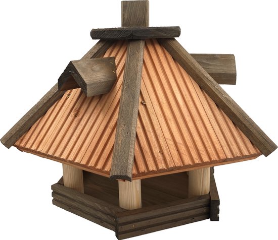 Houten vogelvoederhuisje met schuin puntdak van latten en donkerhouten accenten, lichte houten steunpalen.