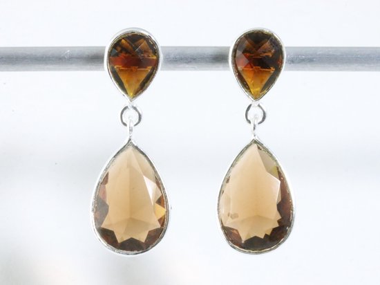 Boucles d'oreilles argentées avec deux améthystes fumées en forme de goutte, ornées d'une petite pierre ambrée en haut.
