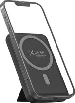 XLayer Powerbank & smartphone standaard 5000 mAh - Wireless charging MagSafe compatible - Powerbank draadloos opladen en ingebouwde standaard - USB-C 18W in- en output - Lightning input - zwart