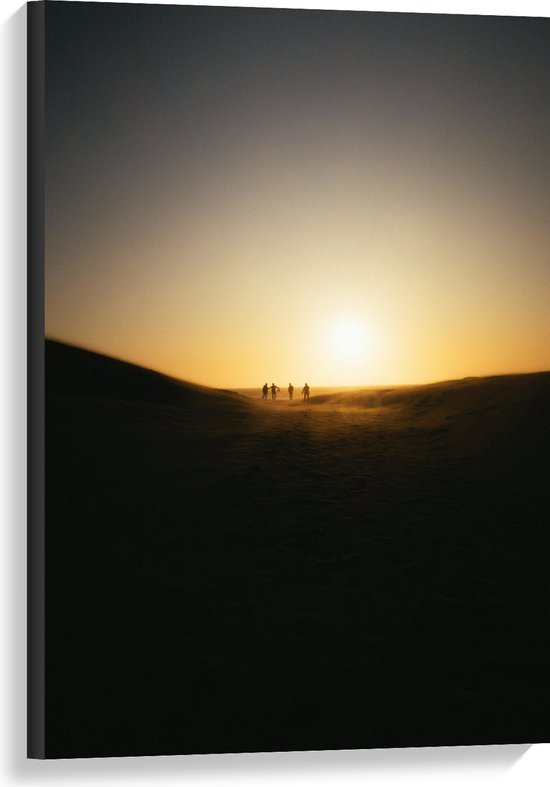 WallClassics - Canvas  - Personen Voetballend in Woestijn met Zonsondergang - 60x90 cm Foto op Canvas Schilderij (Wanddecoratie op Canvas)