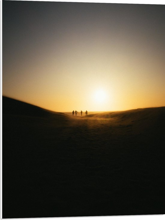 WallClassics - PVC Schuimplaat- Personen Voetballend in Woestijn met Zonsondergang - 60x80 cm Foto op PVC Schuimplaat