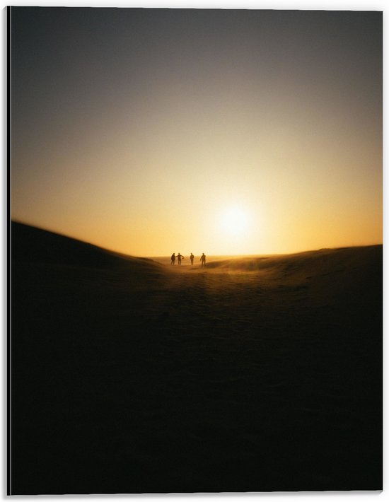 WallClassics - Dibond - Personen Voetballend in Woestijn met Zonsondergang - 30x40 cm Foto op Aluminium (Wanddecoratie van metaal)