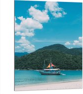 WallClassics - Dibond - Bateau sur une mer bleue claire - Photo sur aluminium 75x100 cm (Décoration murale en métal)