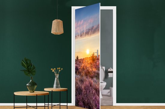 Foto: Deursticker bloeiende heide tijdens zonsondergang in nederland 90x235 cm deurposter