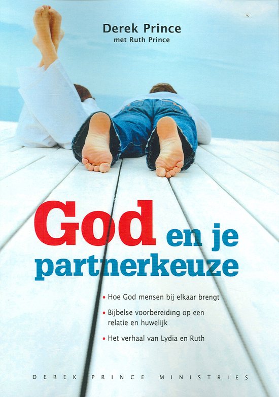 Twee personen liggen op een houten vlonder, gezien vanaf de voeten. De titel "God en je partnerkeuze" is prominent aanwezig.