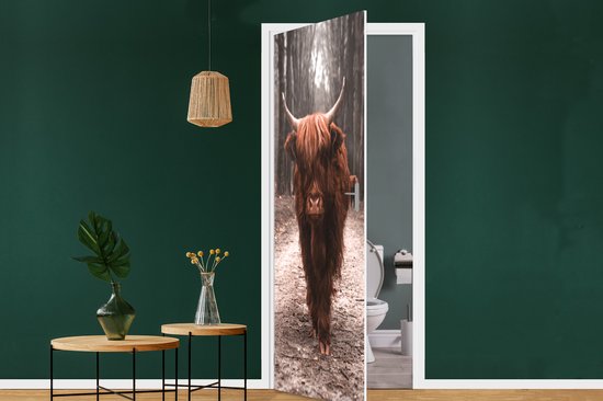 Deurposter - Schotse hooglander - Dieren - Koe - Natuur - Deursticker - Fotobehang deur - Deur decoratie - Sticker zelfklevend - Slaapkamer - 95x235 cm - Toilet - Badkamer