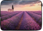 Laptophoes 13 inch - Lavendel - Bloemen - Paars - Veld - Laptop sleeve - Binnenmaat 32x22,5 cm - Zwarte achterkant