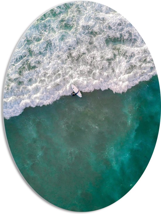 WallClassics - PVC Schuimplaat Ovaal - Bovenaanzicht van Surfer bij Schuimgolf - 42x56 cm Foto op Ovaal  (Met Ophangsysteem)