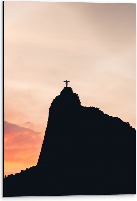 WallClassics - Dibond - Silhouet van Jezusbeeld op berg met Zonsondergang - 40x60 cm Foto op Aluminium (Met Ophangsysteem)