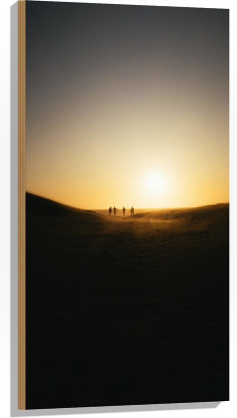 WallClassics - Hout - Personen Voetballend in Woestijn met Zonsondergang - 50x100 cm - 12 mm dik - Foto op Hout (Met Ophangsysteem)