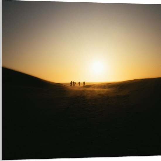 WallClassics - PVC Schuimplaat- Personen Voetballend in Woestijn met Zonsondergang - 80x80 cm Foto op PVC Schuimplaat