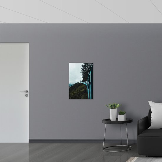 WallClassics - Vlag - Blauwe Trein door Begroeiing op Brug - 50x75 cm Foto op Polyester Vlag