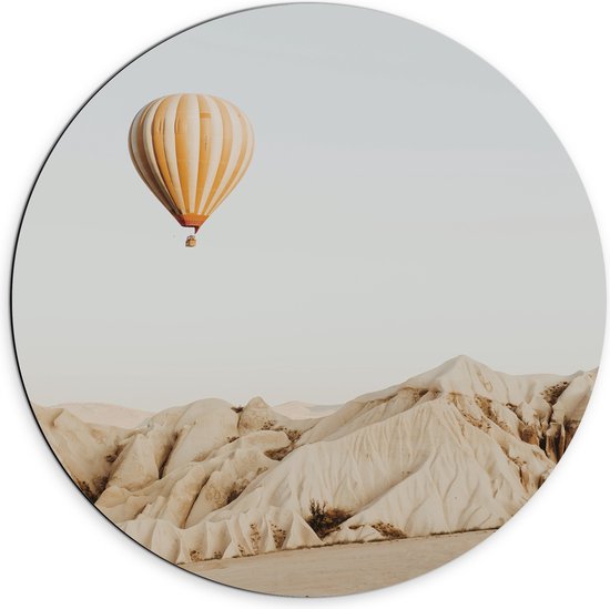 WallClassics - Dibond Muurcirkel - Beige Luchtballon boven Beige Rotsen - 70x70 cm Foto op Aluminium Muurcirkel (met ophangsysteem)