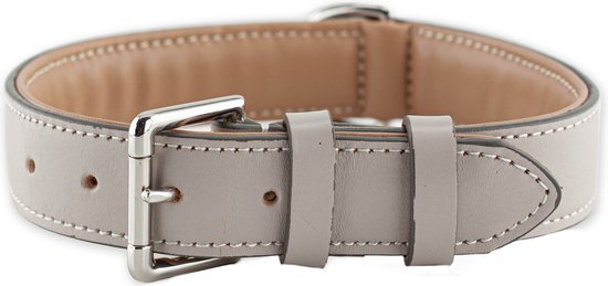 Lichtgrijze leren halsband met zilverkleurige gesp.