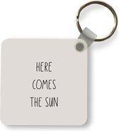 Sleutelhanger - Uitdeelcadeautjes - Here comes the sun - Tekst - Quotes - Zon - Zomer - Plastic