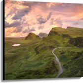 WallClassics - Canvas  - Dun pad op Begroeide Bergen - 100x100 cm Foto op Canvas Schilderij (Wanddecoratie op Canvas)