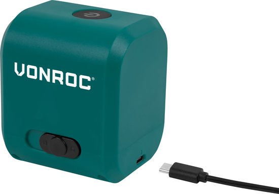 Compacte teal VONROC kruislijnlaser met "VONROC" logo, aan/uit knop, USB-C poort en zwarte USB-C kabel.