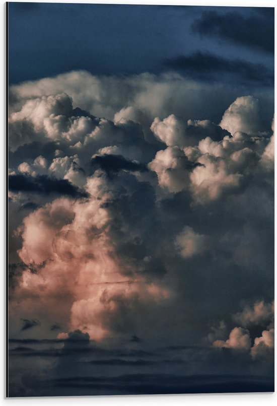 WallClassics - Dibond - Donkere Wolken in de Lucht - 40x60 cm Foto op Aluminium (Met Ophangsysteem)