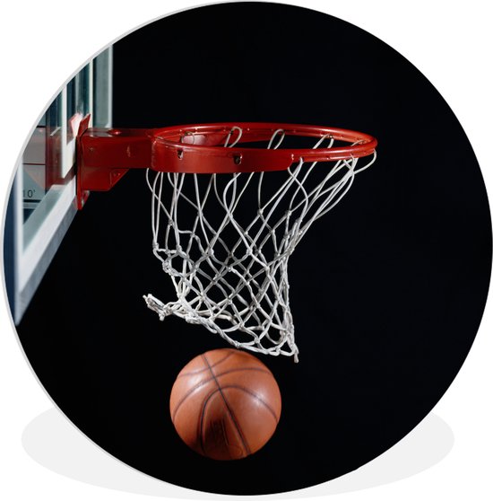 Wandcirkel - Kunststof - Een Basketbal door de basket op een zwarte achtergrond - ⌀