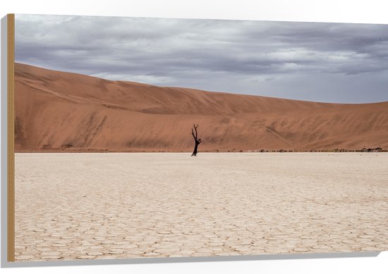 WallClassics - Hout - Eenzame Boom in de Woestijn - 105x70 cm - 12 mm dik - Foto op Hout (Met Ophangsysteem)