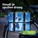 Dubbele fietstas met blauw camouflagepatroon op een natte fiets, waterdicht materiaal.