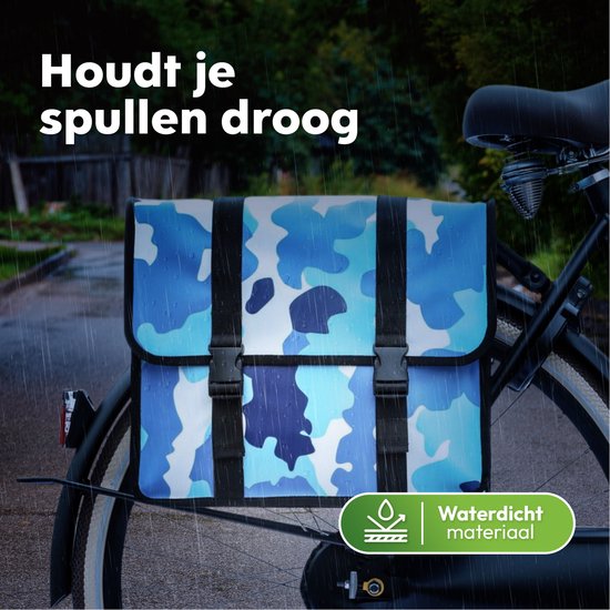 Dubbele fietstas met blauw camouflagepatroon op een natte fiets, waterdicht materiaal.